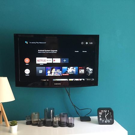 Appartamento Colourful Apt,Airport Line,6 Min Metro,300 Mbps! Atene Esterno foto
